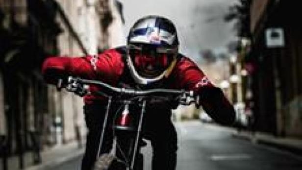 Ein Mountainbike-Fahrer fährt eine Straße in Innsbruck hinunter.