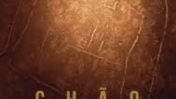 Das Filmplakat für „Chão (Landless)“ zeigt eine Hand, die eine Zeichnung auf dem Boden vervollständigt.