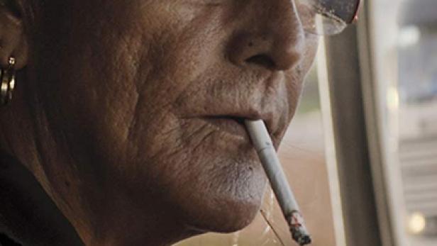 Das Filmplakat für „Fabiana“ zeigt eine Frau mit Brille und Zigarette im Mund.