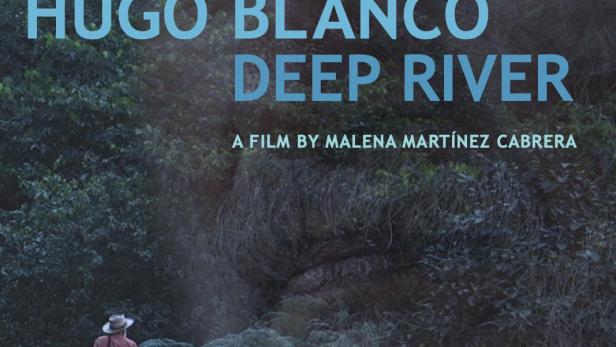 Das Filmplakat für „Hugo Blanco: Deep River“ zeigt einen Mann, der in Richtung eines verschwommenen Gesichts im Wald geht.