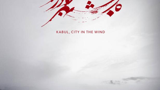 Das Filmplakat für „Kabul, City in the Wind“ zeigt zwei Jungen mit Blick auf Kabul.