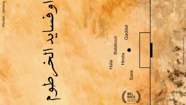 Das Filmplakat für „Khartoum Offside“ zeigt eine stilisierte Fußballfeld-Darstellung auf sandfarbenem Grund.