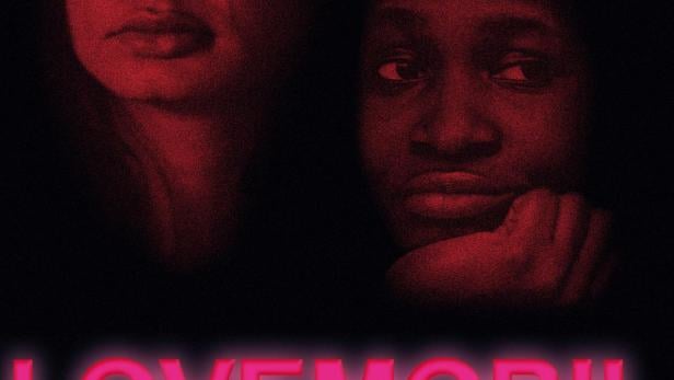Das Filmplakat für „Lovemobil“ zeigt zwei Frauen und einen Lieferwagen bei Nacht.