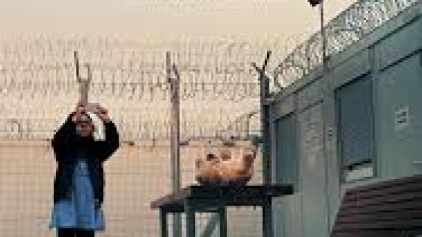 Das Filmplakat für „Midnight Traveler“ zeigt ein Kind vor einem Zaun mit Stacheldraht.