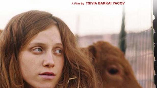 Das Filmplakat für „Red Cow“ zeigt eine junge Frau mit einer roten Kuh im Hintergrund.