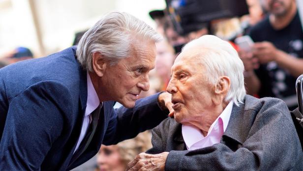 Michael Douglas spricht mit seinem Vater Kirk Douglas, der im Rollstuhl sitzt.