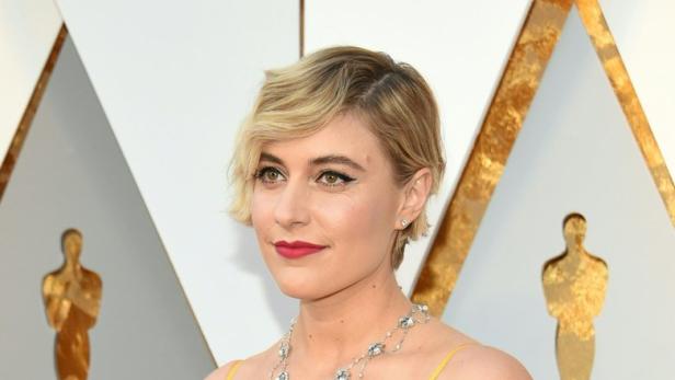 Greta Gerwig in einem gelben Kleid auf dem roten Teppich.