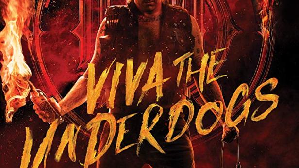 Das Filmplakat für „Viva the Underdogs“ zeigt einen Mann mit einem Molotowcocktail und einem Mikrofon.