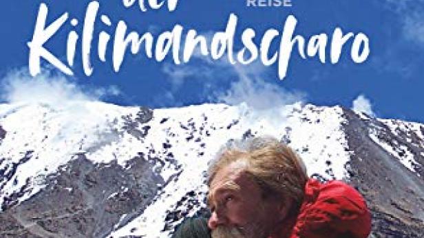 Das Cover des Buches „Mein Vater, mein Sohn und der Kilimandscharo“ von Achill Moser zeigt Vater und Sohn vor dem Kilimandscharo.