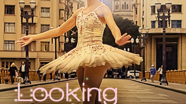 Eine Ballerina in einem Tutu posiert vor einem Gebäude für den Film „Looking at the Stars“.