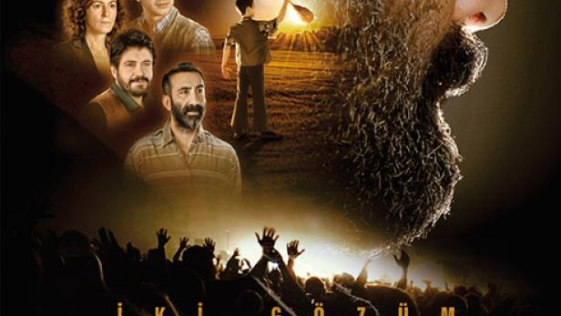 Das Filmplakat für „İki Gözüm Ahmet“ zeigt eine Menschenmenge und den Titel des Films.