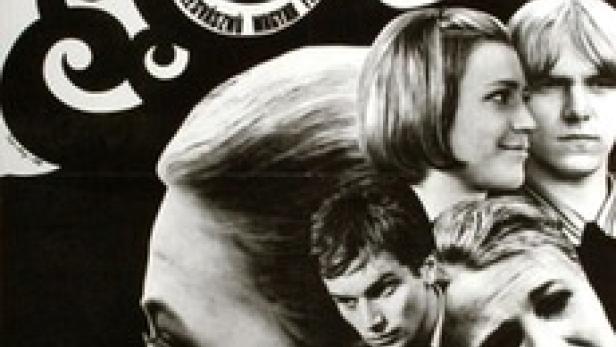 Das Filmplakat für „Holdudvar“ zeigt mehrere Porträts junger Menschen.