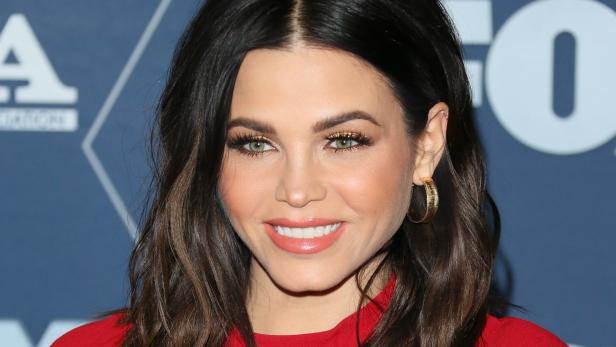 Nahaufnahme von Jenna Dewan mit goldenem Lidschatten und roten Lippen.
