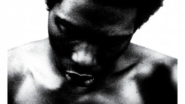 Das Filmplakat für „Outdeh: The Youth of Jamaica“ zeigt das Schwarz-Weiß-Porträt eines jungen Mannes.