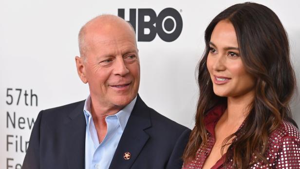 Bruce Willis und Emma Heming Willis posieren zusammen.