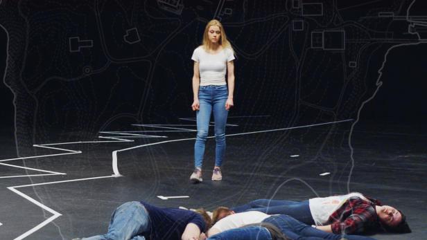 Filmplakat für „Rekonstruktion Utøya“ mit einer jungen Frau und mehreren am Boden liegenden Personen.