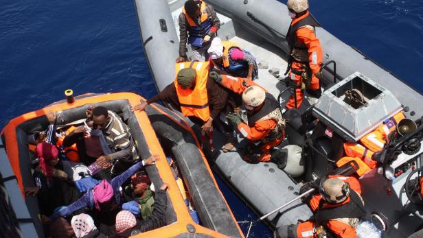 Helfer retten Flüchtlinge vor der Küste von Lampedusa.