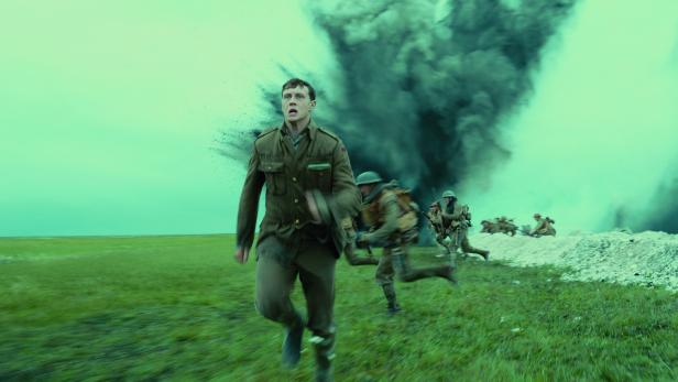 Szene aus dem Film „1917“, in der Soldaten vor einer Explosion fliehen.