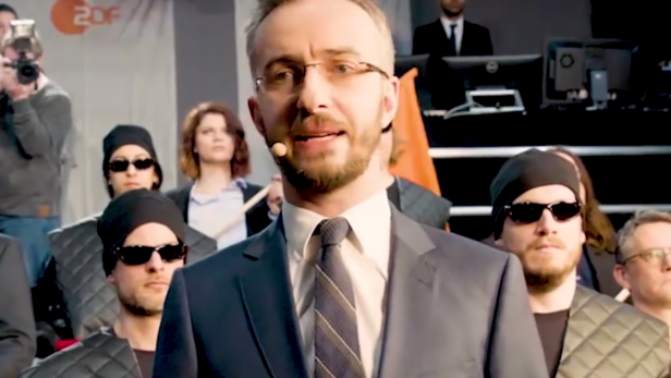 Jan Böhmermann kann sich auf YouTube deftige Seitenhiebe auf die derzeitige politische Situation in Österreich nicht verkneifen Jan Böhmermann kann sich auf YouTube deftige Seitenhiebe auf die derzeitige politische Situation in Österreich nicht verkneifen