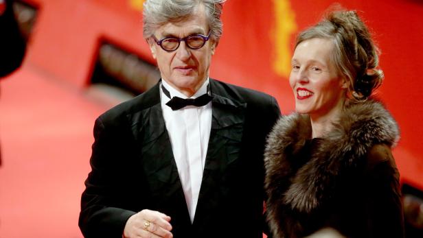 Regisseur George Tabori mit einer Frau auf dem roten Teppich.