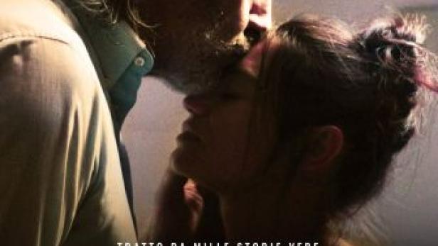 Ein Mann küsst eine Frau auf die Stirn; Filmposter für „Ovunque proteggimi“.