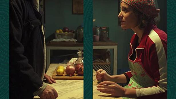 Ein Mann und eine Frau stehen in einer Küche, Szene aus dem Film „Green Sea“.