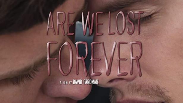 Das Filmplakat für „Are We Lost Forever“ zeigt zwei Männer, deren Gesichter sich berühren.