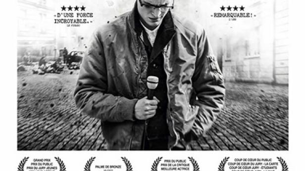 Das Filmplakat für „Sympathie für den Teufel“ zeigt einen Journalisten mit Mikrofon.