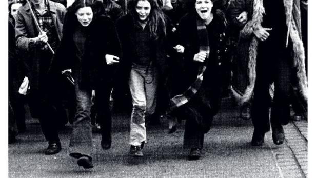 Das Filmplakat für „Freie Räume“ zeigt eine Demonstration der Jugendzentrumsbewegung.