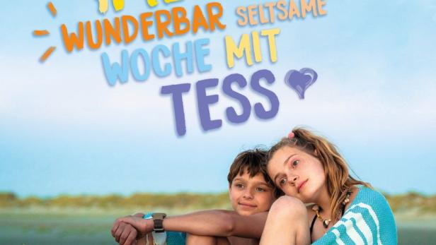 Das Filmplakat zu „Meine wunderbar seltsame Woche mit Tess“ zeigt zwei Kinder am Strand.