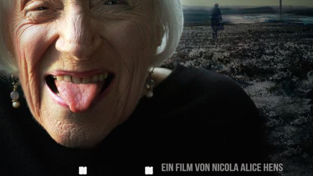 Das Filmplakat zu „Chichinette, wie ich zufällig Spionin wurde“ zeigt eine ältere Frau, die ihre Zunge herausstreckt.