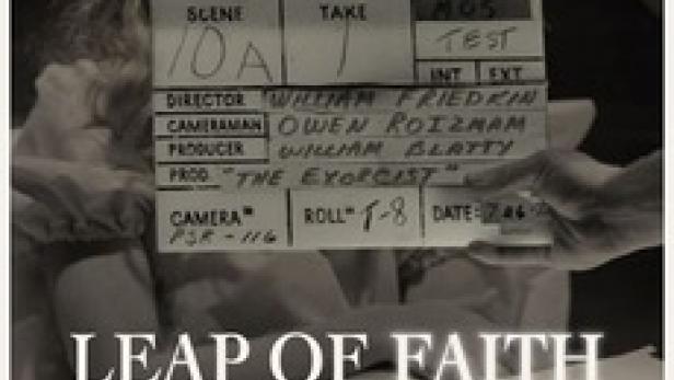 Das Filmplakat für „Leap of Faith“ mit William Friedkin über „Der Exorzist“ zeigt eine Filmklappe.