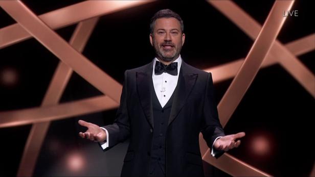 Jimmy Kimmel in einem schwarzen Anzug bei einer Live-Übertragung der Emmy-Verleihung.