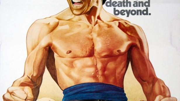 Das Filmplakat für „Fist of Fury“ zeigt Bruce Lee mit geballten Fäusten und wütendem Gesichtsausdruck.