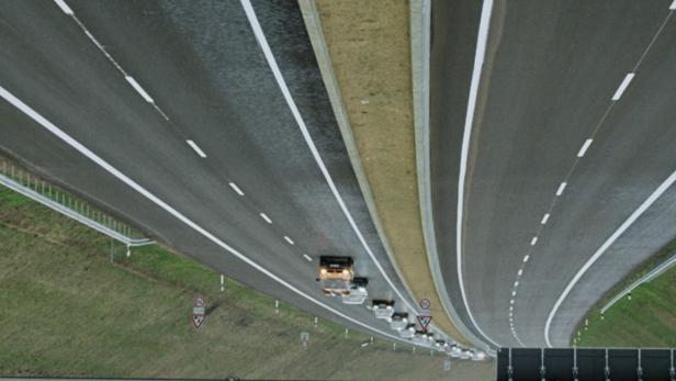 Das Filmplakat für „Autobahn“ zeigt eine von oben fotografierte Autobahn mit mehreren Autos.