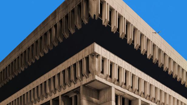 Das Filmplakat für „City Hall“ von Frederick Wiseman zeigt ein großes Verwaltungsgebäude.