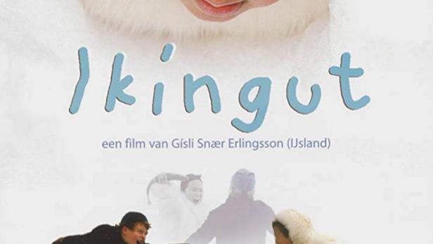 Das Filmplakat für „Ikingut“ zeigt einen Inuit-Jungen und zwei spielende Kinder auf dem Eis.