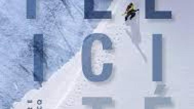 Ein Skifahrer fährt einen steilen, schneebedeckten Hang hinunter, im Hintergrund der Filmtitel „Félicité“.