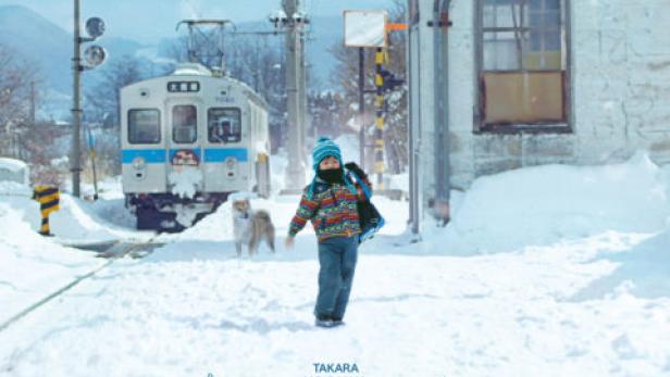 Ein Junge steht mit einem Hund an einem verschneiten Bahnübergang, im Hintergrund ein Zug. Plakat für den Film „Takara“.