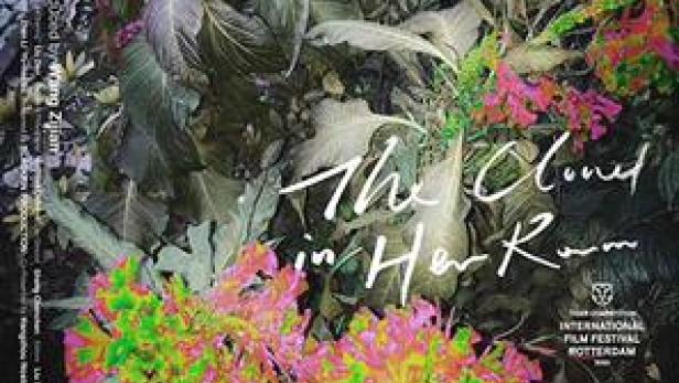 Das Filmplakat für „The Cloud in Her Room“ zeigt Pflanzen und Blumen.