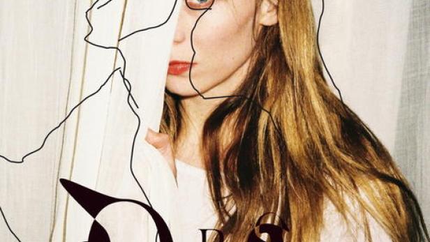 Das Filmplakat für „Orphea“ zeigt Lilith Stangenberg als Orphea, teilweise verdeckt von einer stilisierten Zeichnung.