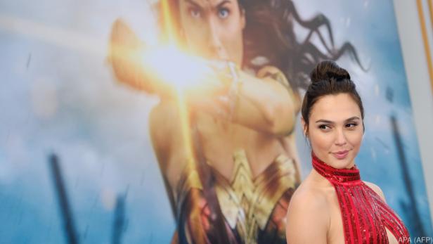Israelin Gal Gadot ist zu Weihnachten wieder "Wonder Woman" Israelin Gal Gadot ist zu Weihnachten wieder "Wonder Woman"