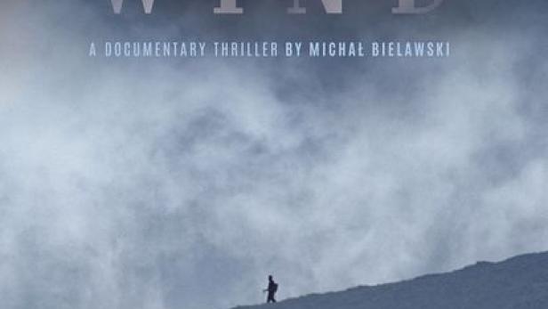 Das Filmplakat für „The Wind – A Documentary Thriller by Michał Bielawski“ zeigt eine verschneite Landschaft mit einer einzelnen Person.