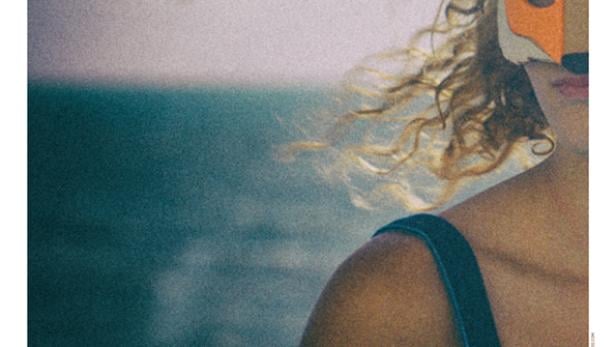 Das Filmplakat für „Sunburned“ zeigt eine Frau mit einer Tiermaske am Strand.