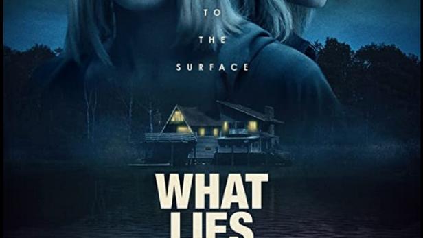 Das Filmplakat für „What Lies Below“ zeigt zwei blonde Frauen vor einem Seehaus.