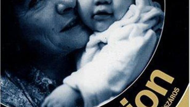 Das Filmplakat für „Adoption“ zeigt eine Frau, die ein Baby umarmt.