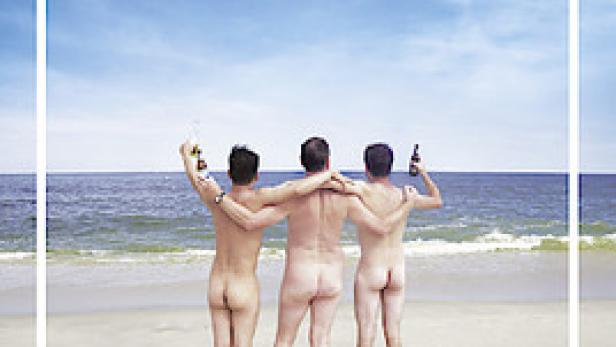 Das Filmplakat für „Couch Connections“ zeigt drei nackte Männer am Strand, die mit dem Rücken zum Betrachter stehen.