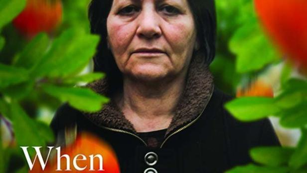 Das Filmplakat für „When The Persimmons Grew“ zeigt Maryam Naghiyeva vor einem Baum mit Kakifrüchten.