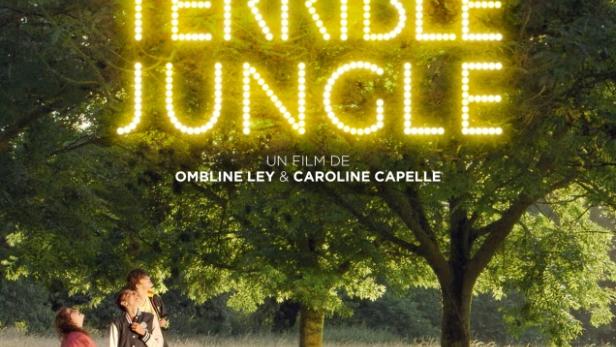 Das Filmplakat für „Dans la terrible jungle“ zeigt drei Personen unter Bäumen vor dem leuchtenden Filmtitel.
