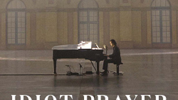 Ein Mann, Nick Cave, spielt Klavier in der Alexandra Palace für den Film „Idiot Prayer“.